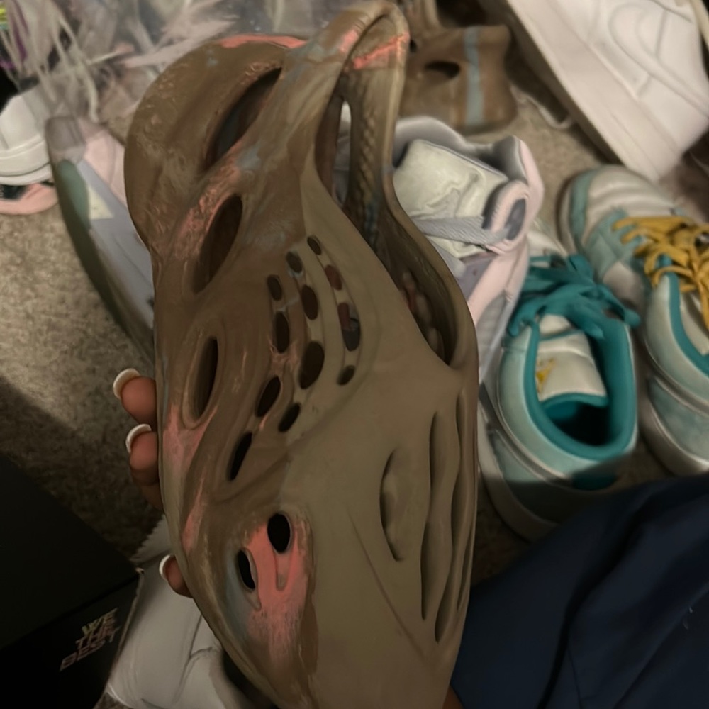 Pink and brown foam runners yeezy
